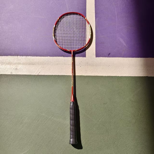 Source Factory Professional Design Hot-Selling Sport Item High Quality Professional Carbon Fiber Badminton Racket Custom
