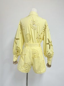 Completo da donna 2 pezzi Primavera Estate 2026: Camicia monopetto ricamata vintage con scollo a V e pantaloncini con cintura - Product Image 2