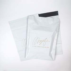 Sacs d'expédition en poly blanc recyclé avec logo personnalisé, enveloppe d'emballage, sac d'expédition avec fermeture autocollante - Product Image 1