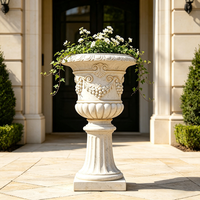 Urne de jardin classique romaine en résine, faite à la main et peinte à la main, avec piédestal, pot à fleurs sculpté antique, grand modèle de style européen pour jardin et cour.