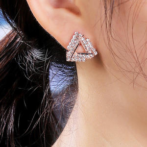 Pendientes triangulares de oro rosa con diamantes de imitación de cristal, diseño geométrico para mujer, uso diario - Product Image 4