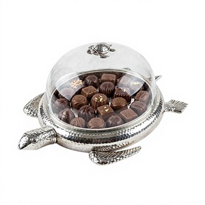 Présentoir à Gâteau en Bois Décoratif Tortue Marine avec Cloche en Verre Transparent et Base Métallique Unique en Forme d'Animal pour Pâtisserie - Product Image 1