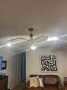 Lustre moderne en laiton fait main à 3 lumières, abat-jour blanc incurvé, luminaire de plafond Sputnik de style mid-century, semi-encastré - Product Image 5