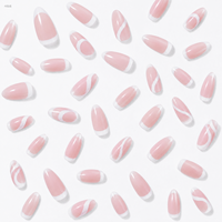 Faux ongles à presser de taille moyenne, base rose nude, pointe française blanche et motif ligne ondulée, finition brillante