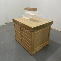 Meuble de présentation de luxe pour centre commercial, vitrine de boutique classique, îlot en aluminium doré