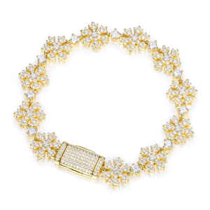 Bracelet élégant et luxueux en bijouterie fine pour femme, avec fleur entièrement sertie de moissanite, idéal pour les occasions spéciales, les soirées ou comme cadeau de fête. - Product Image 5