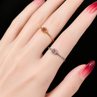 Roségold-Plattierter Edelstahlring mit Rotem Labor-Zirkon, Gravierte Blume, Offen Verstellbar, Dünn und Trendy für Damen