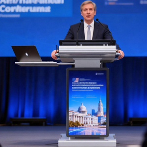 Podio Inteligente Digital de Metal para Iglesia con <span class=keywords><strong>Atril</strong></span> Elevable y Pantalla Táctil Rotatoria de 32 Pulgadas con Micrófono - Product Image 1