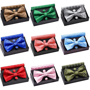 Ensemble Nœud <span class=keywords><strong>Papillon</strong></span> Pré-Noué Ajustable et Cravate Jacquard à Carreaux pour Homme 12x7cm avec Pochette de Costume et Boutons de Manchette, Livré en Coffret - Product Image 1