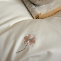 Sensation incroyablement douce pour toute l'année confort rose fleur broderie drap de lit 4 pièces ensemble de literie avec garniture de tresse à volants