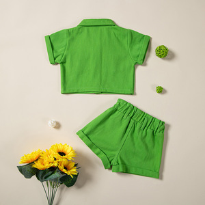 Conjunto de 2 Piezas para Bebés y Niñas Pequeñas, Modelo 2022, Top Corto Rosa Intenso + Pantalones Cortos de Mezclilla Verde, Top con Cuello Camisero + Pantalones Cortos - Product Image 2