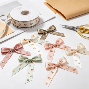 Ruban en satin PET recyclé imprimé couleur rose clair personnalisé avec nœud papillon pour emballage cadeau de fleurs de printemps - Product Image 3