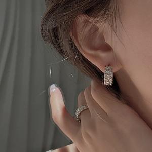ต่างหูเงินแท้ S925 ประดับคริสตัล รูปทรงเพชร ดีไซน์เฉพาะ หรูหรา เรียบง่าย สไตล์วินเทจ โบราณ รูปทรงเรขาคณิต - Product Image 3