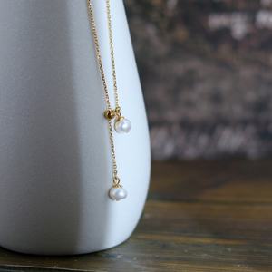 Collier réglable en acier inoxydable plaqué or pour femme, style féminin, avec perle d'eau douce naturelle et pompon, design mignon - Product Image 5