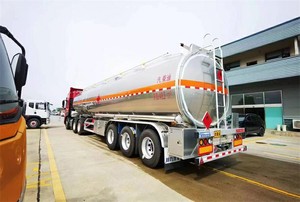 Camión Cisterna de 4 Ejes en Venta, Tanque de Acero Inoxidable de 40000L con Diseño Multicompartimento, Semirremolque Cisterna - Product Image 2