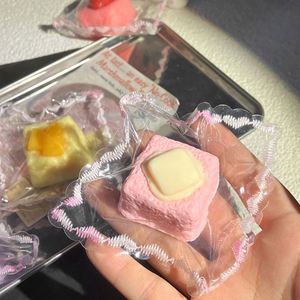 ของเล่นบีบผลไม้พุดดิ้งทรงสี่เหลี่ยมจิ๋วเหมือนจริง ผลิตจาก TPR สำหรับทุกวัย - Product Image 5