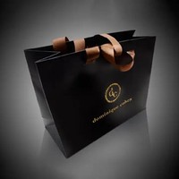 Sac à provisions personnalisé Sac en papier Nouveau logo de marque Boîte cadeau d'emballage de luxe en papier noir pour vêtements