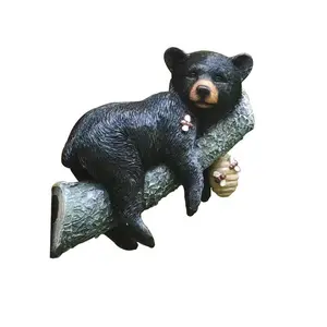 รูปปั้นรูปหมีสีดำห้อยอยู่ในรูปต้นไม้รูปปั้นสัตว์เหมือนจริงติดผนังสำหรับสวนที่สนุกสนาน