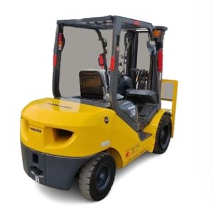 Chariot élévateur diesel d'occasion Komatsu 3 tonnes FD30, hauteur de levage maximale de 4,5 m, mât à deux étages, transmission intégrale 4x4, chariot élévateur tout-terrain - Product Image 1