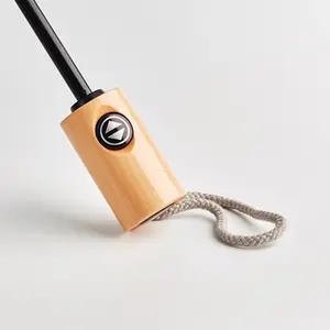 Paraguas plegable de 21'' con mango de madera, gadgets personalizados - Product Image 2