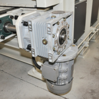 Presse à froid pour le travail du bois de type chaîne entièrement automatique 1300*2500 50t avec chargement et déchargement automatiques