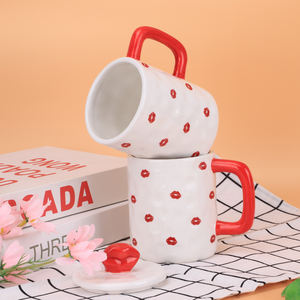 Mug en céramique Redeco avec impression de lèvres romantiques, couvercle à lèvres rouges 3D, motif de baiser vibrant, tasse à café originale pour cadeau de la Saint-Valentin - Product Image 1