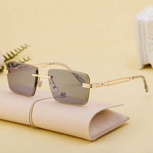 Gafas de sol sin montura personalizadas para hombre, protección UV400, patillas metálicas, lentes de PC negras, estilo Instagram, gafas de sol para conducir. - Product Image 4