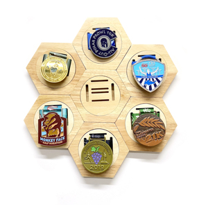Étagère à trophées haut de gamme en forme de nid d'abeille, présentoir à médailles en bois, présentoir à médailles - Product Image 1