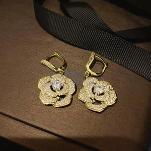 Pendientes de flor dorada con pedrería de cristal para mujer, joyería romántica de moda para boda, aleación de zinc con microincrustaciones - Product Image 5