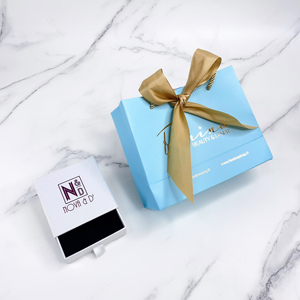 Bolsas de Papel Azules Mini Baratas al por Mayor con Lazo Grande Dorado - Bolsas de Regalo Pequeñas de Lujo para Joyería y Cosméticos - Product Image 3