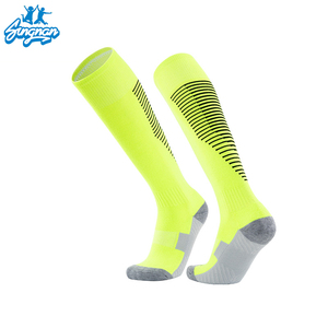 Logo personnalisé athlétique hommes chaussettes <span class=keywords><strong>de</strong></span> football personnalisé <span class=keywords><strong>bas</strong></span> doux course <span class=keywords><strong>Compression</strong></span> genou haut coton tricot jeunesse Sport Grip chaussettes - Product Image 3