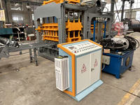 Machine à fabriquer des briques en béton entièrement automatique d'occasion QT12-15 avec PLC et pompe hydraulique haute pression, haute productivité