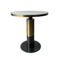 Tables de restaurant de luxe en pierre frittée avec bordure dorée et piétement conique en métal noir – Mobilier d'hôtel moderne et de luxe léger pour bar