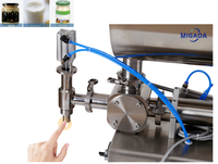 Machine de remplissage semi-automatique en forme de U pour sauces piquantes, beurre de cacahuète, sauces soja et tomate, crèmes et huiles en bouteilles ou bocaux en plastique