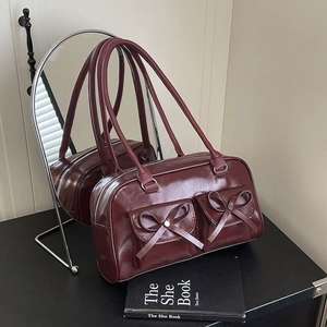 กระเป๋าสะพายพาดลำตัวหนังเงามีหลายช่องพร้อมโบว์และกระดุม - Product Image 2