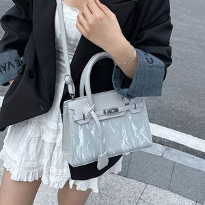 Sac fourre-tout décontracté structuré moderne pour femme - Sac à main texturé inspiré avec fermoir à fermoirs, poignée supérieure et bandoulière amovible en PU - Product Image 4
