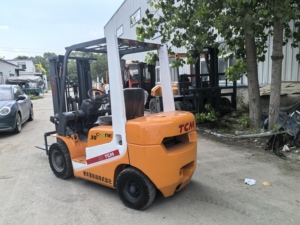 Used TCM 3 Ton 3 stages Forklift with Fully Enclosed Cab Diesel Powered Industrial <b>Lifter</b> Low Mileage - Product Image 2