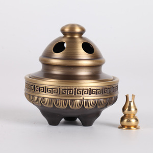 Brûleur d'encens miniature à trois pieds en laiton Tongpu Craftsman pour usage domestique, brûleur d'encens d'intérieur, bois d'agar et bois de santal - Product Image 1