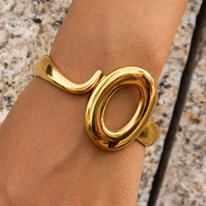 กำไลข้อมือสแตนเลสสตีลสีทองทรงเรขาคณิตแบบเปิดไม่สมมาตรสำหรับผู้หญิง ของขวัญเครื่องประดับ - Product Image 3