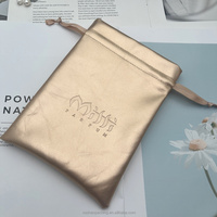 Pochette d'emballage cosmétique en cuir PU doré haut de gamme avec logo personnalisé en relief, sac cadeau shopping en cuir doré brillant