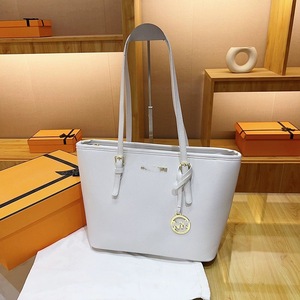 <span class=keywords><strong>Sac</strong></span> fourre-tout en cuir souple personnalisé avec logo <span class=keywords><strong>MK</strong></span>, grande capacité, design porté sous le bras, <span class=keywords><strong>sac</strong></span> <span class=keywords><strong>à</strong></span> main portable pour femme - Product Image 5