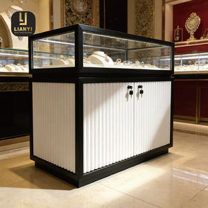 Armoire à bijoux en bois massif sur mesure, fabriquée en noyer de qualité supérieure avec finition laquée artisanale et intérieur en velours pour boutique classique - Product Image 5