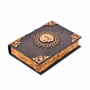 Carnet de notes vintage en cuir fait main, motif soleil et lune, avec bords festonnés, écologique, pour calligraphie et croquis, reliure agrafée - Product Image 1
