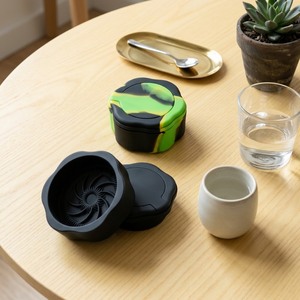 Moulin à herbes en silicone de qualité alimentaire premium, antiadhésif, avec compartiment intégré et couvercle magnétique - Product Image 5