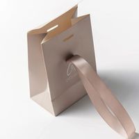 Poignées découpées de luxe Design Shopping Emballage Cadeau personnalisé Maquillage Cosmétique Beauté Durable Rose Réutilisable Shopping Sacs en papier