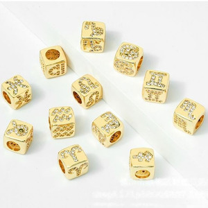 CZ9400 Bañado en Oro Micro Pavé CZ Constelaciones del Zodíaco 8mm 12 Signos del Zodíaco Amuleto Astrológico de 4 Caras Cuentas de Cubo Horóscopo - Product Image 3