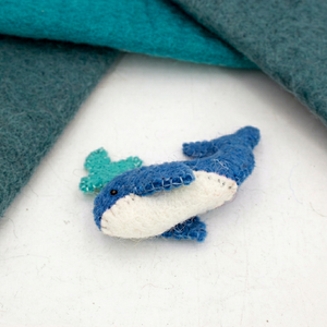 Broche de Fieltro de Lana Hecho a Mano con Forma de Ballena Azul y Blanca para Decoración Infantil - Product Image 2