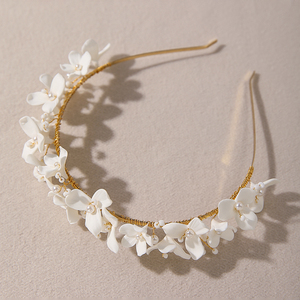 Fascia <span class=keywords><strong>per</strong></span> Capelli Artigianale in Argilla Polimerica con Fiori, Perle e Perline Dorate, Minimalista, <span class=keywords><strong>per</strong></span> Sposa, <span class=keywords><strong>Matrimonio</strong></span> <span class=keywords><strong>Civile</strong></span> ed Elopement - Product Image 1