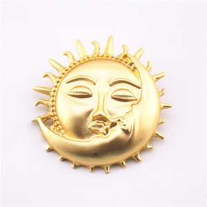 Elegante antico sole e luna spilla nuova moda oro opaco bacio nebbia spilla in metallo con placcatura in oro tema amore - Product Image 6
