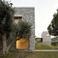 Conception personnalisée de villa moderne en pierre naturelle et bois avec plan d'étage en pente, rendu 3D et conseil complet